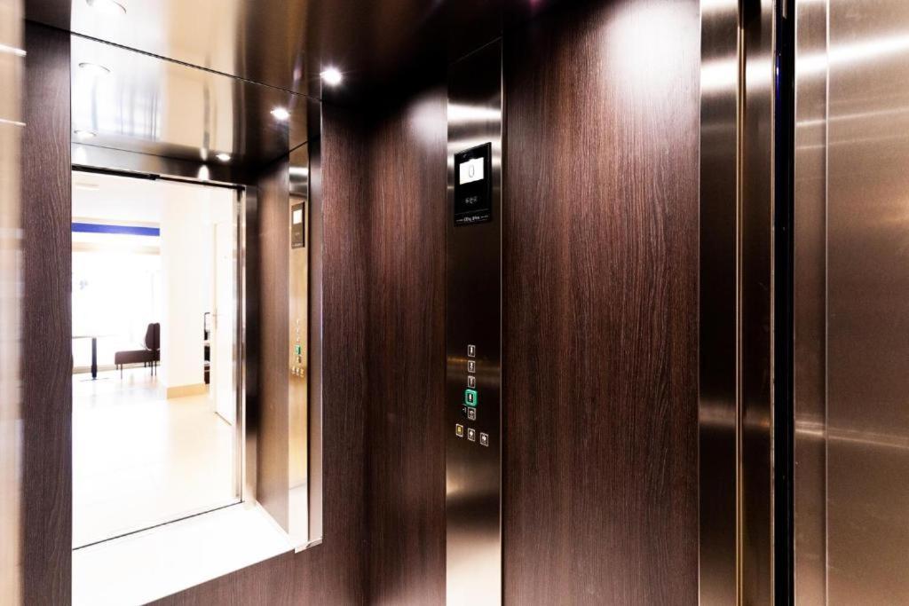 Le Val D'Or & Le Theatre Hotell Suresnes Exteriör bild